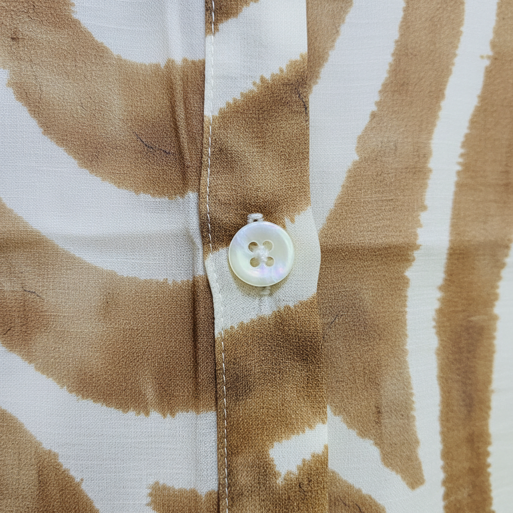 Blusa swirl camel - detalle botón