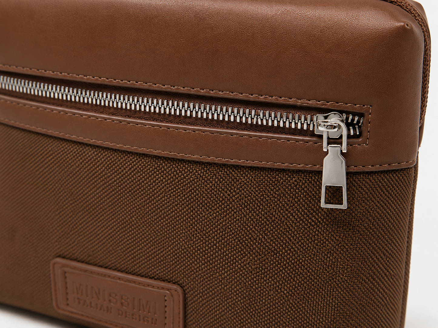 Bandolera urbana Minissimi en tejido técnico marrón
