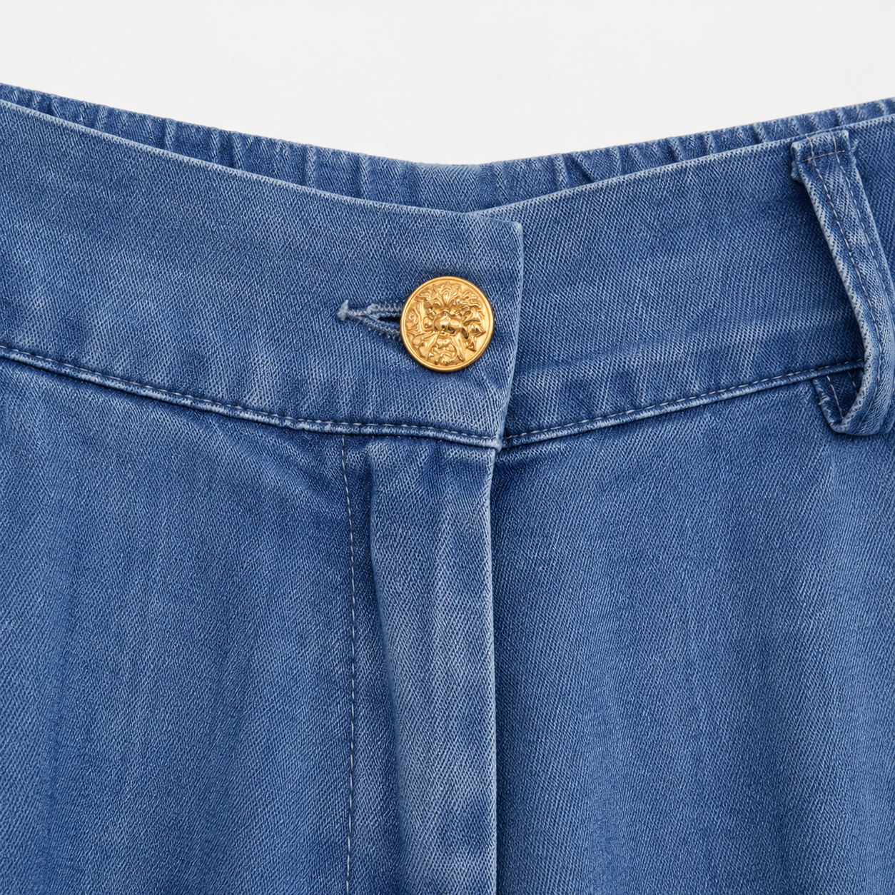 Pantalón palazzo azul efecto denim con cintura alta y tejido fluido.