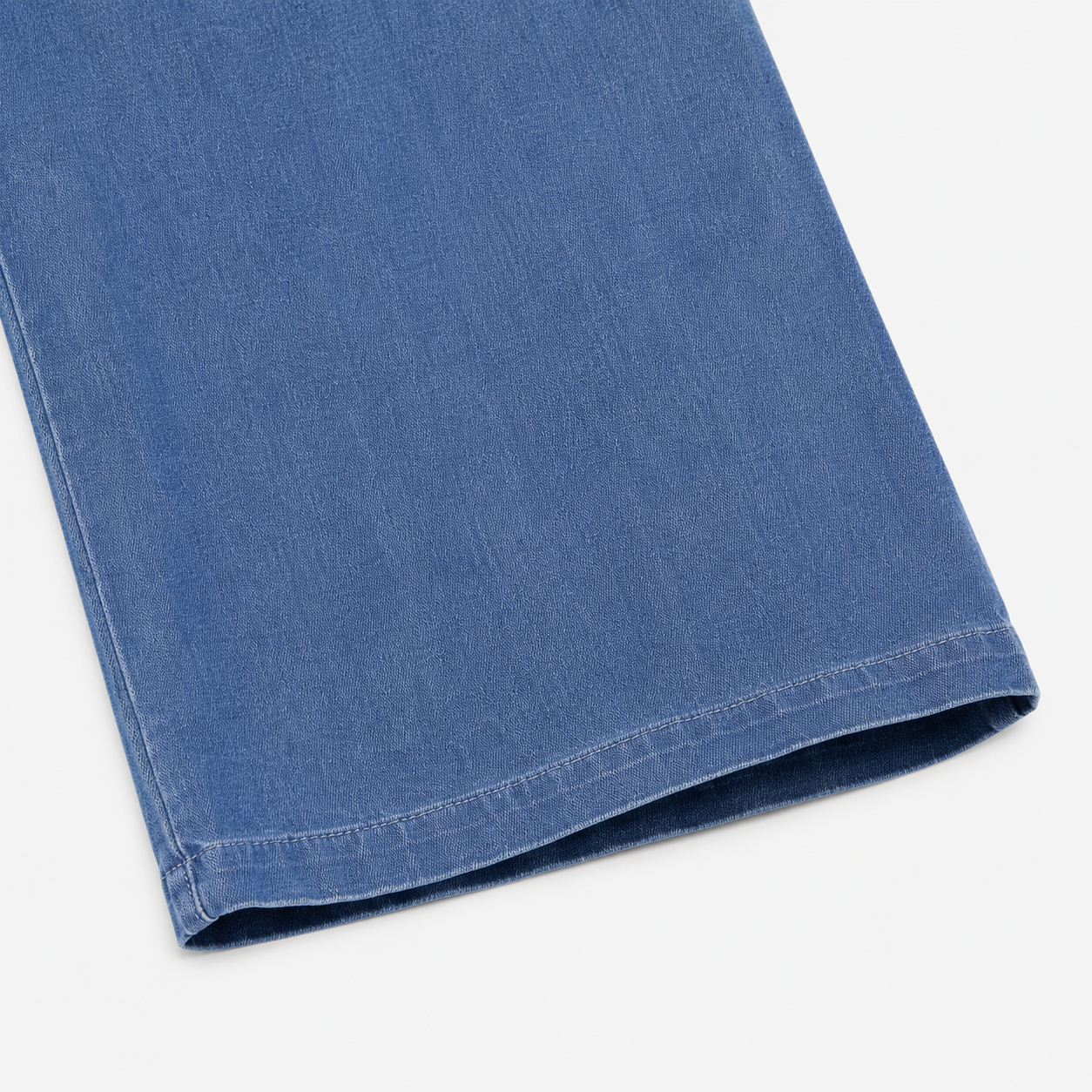 Pantalón palazzo azul efecto denim con cintura alta y tejido fluido.