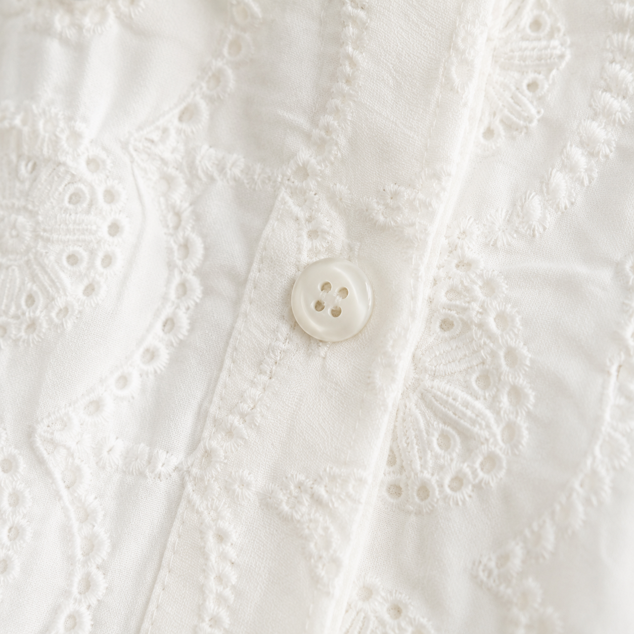 Blusa Bordada Blanca Cuello Volante
