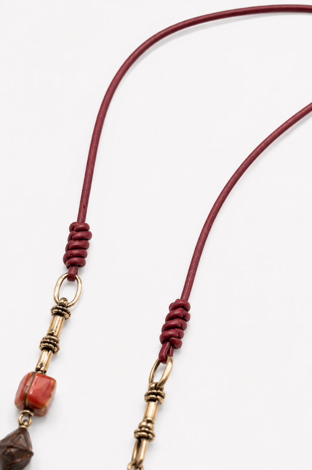 Collar artesanal burdeos con cuentas