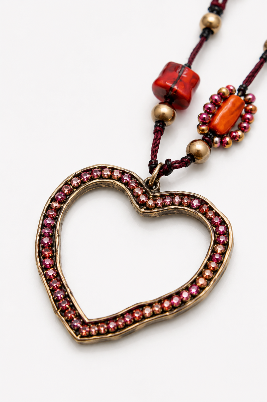 Collar largo burdeos con corazón