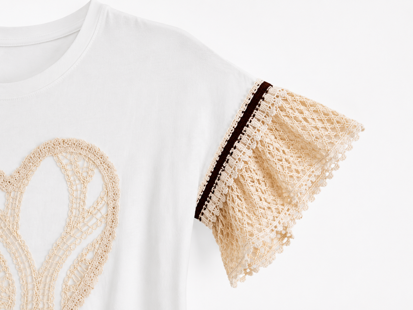 Camiseta con corazón crochet