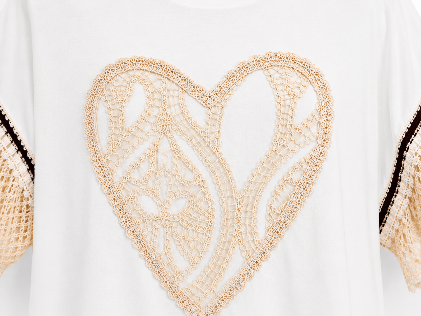 Camiseta con corazón crochet