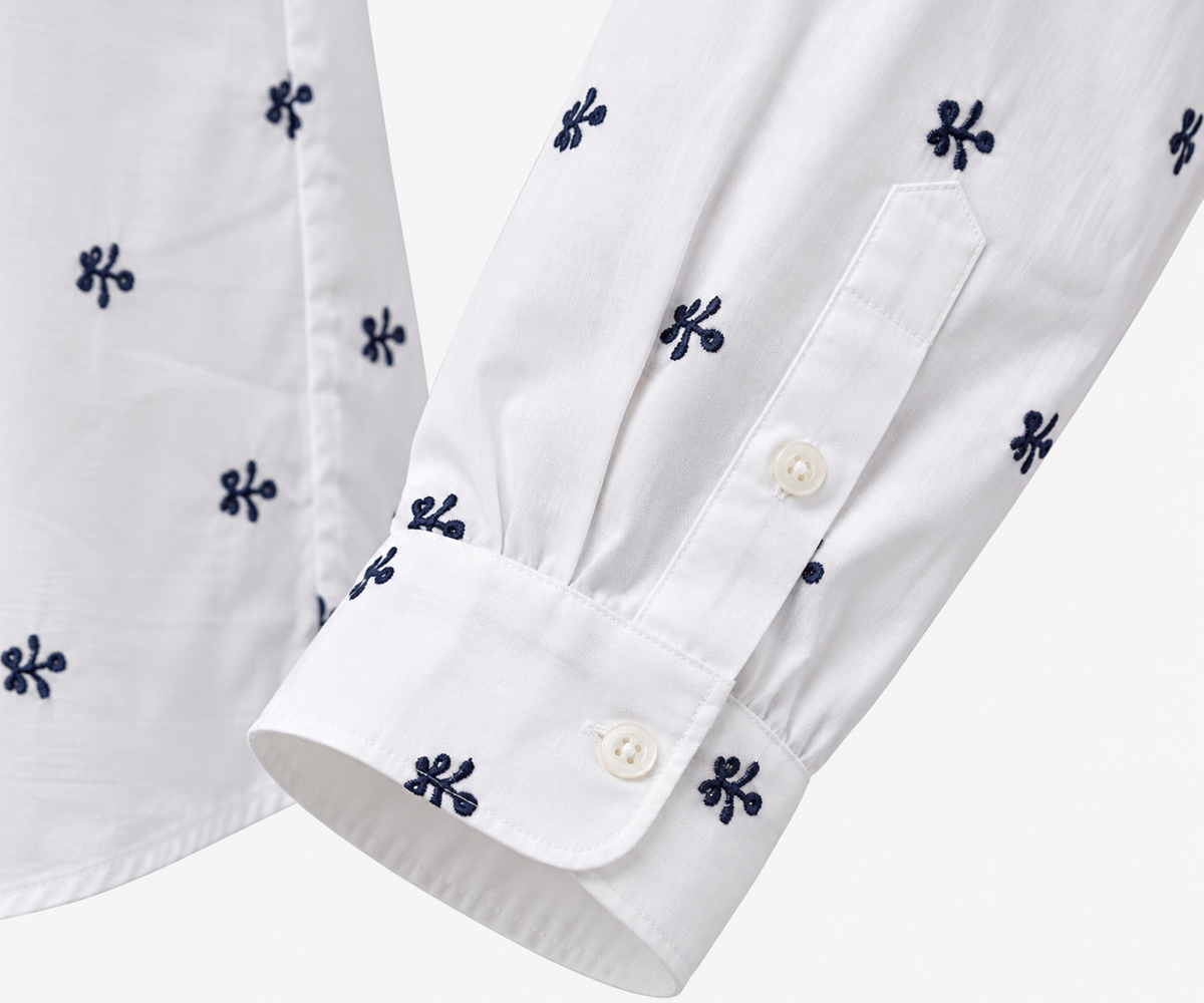 Camisa Blanca Bordada con Detalles Azul Marino