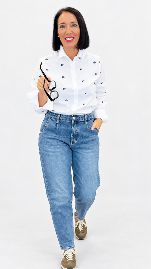 Camisa Blanca Bordada con Detalles Azul Marino