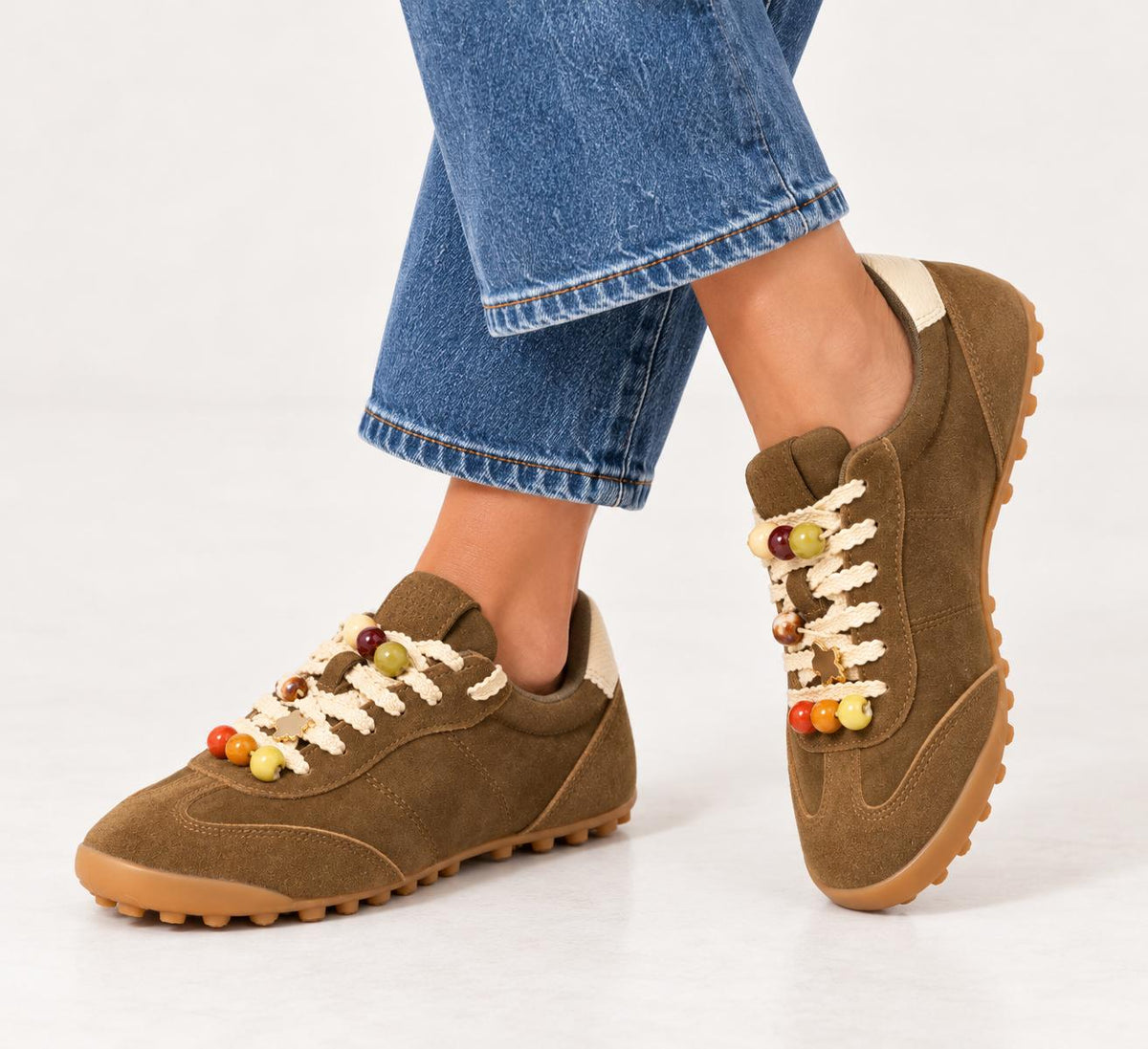 Zapatilla Corina con Cordones Decorativos