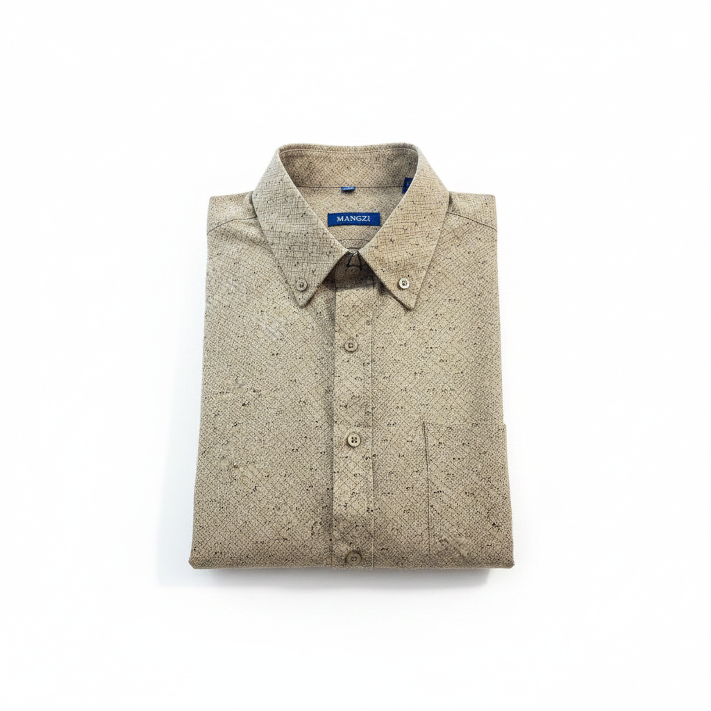 Camisa beige plegada fondo blanco