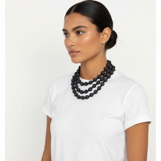 Collar de cuentas negras