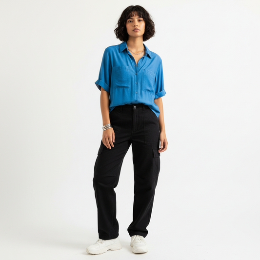 Chica diferente con camisa azul