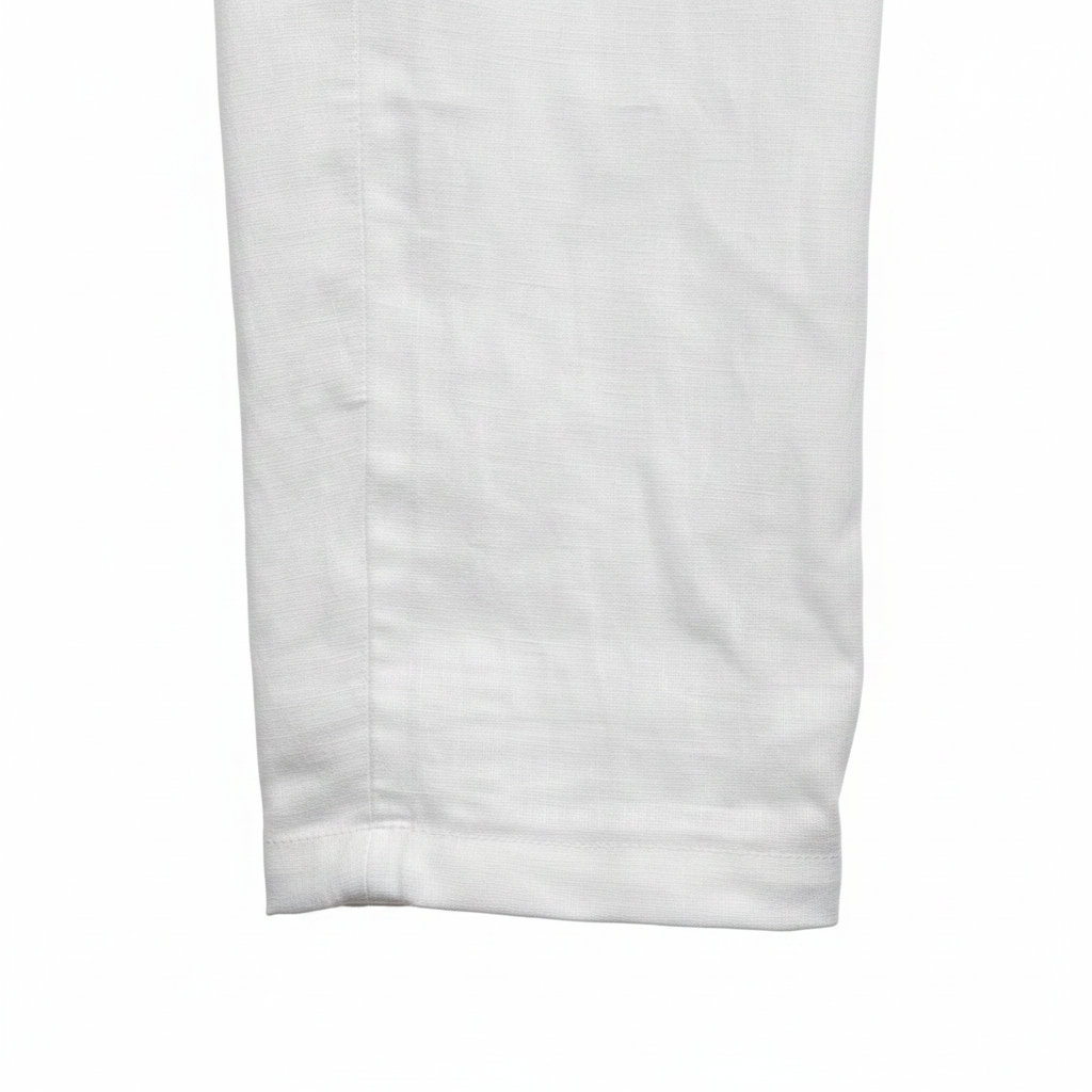 Detalle bajo pantalón lino blanco