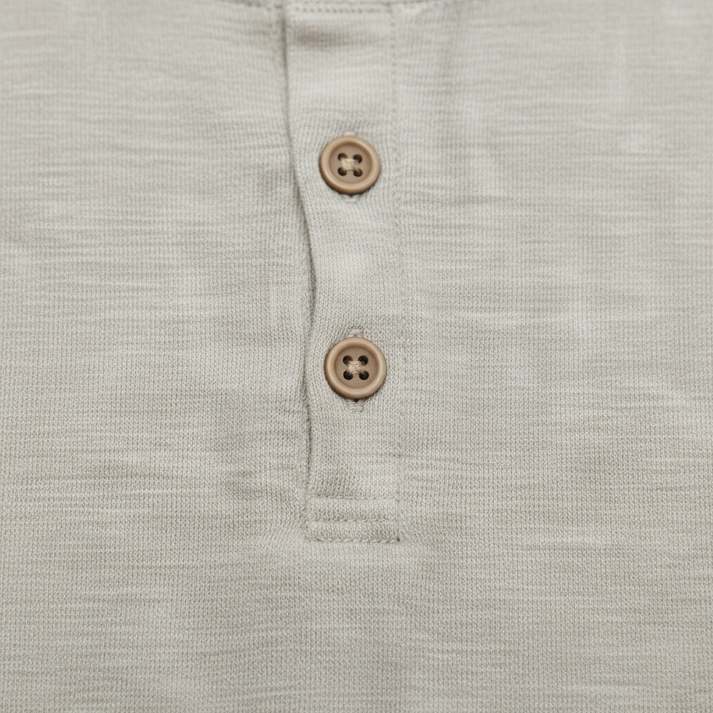 Detalle botones - Camiseta Henley Gris Claro