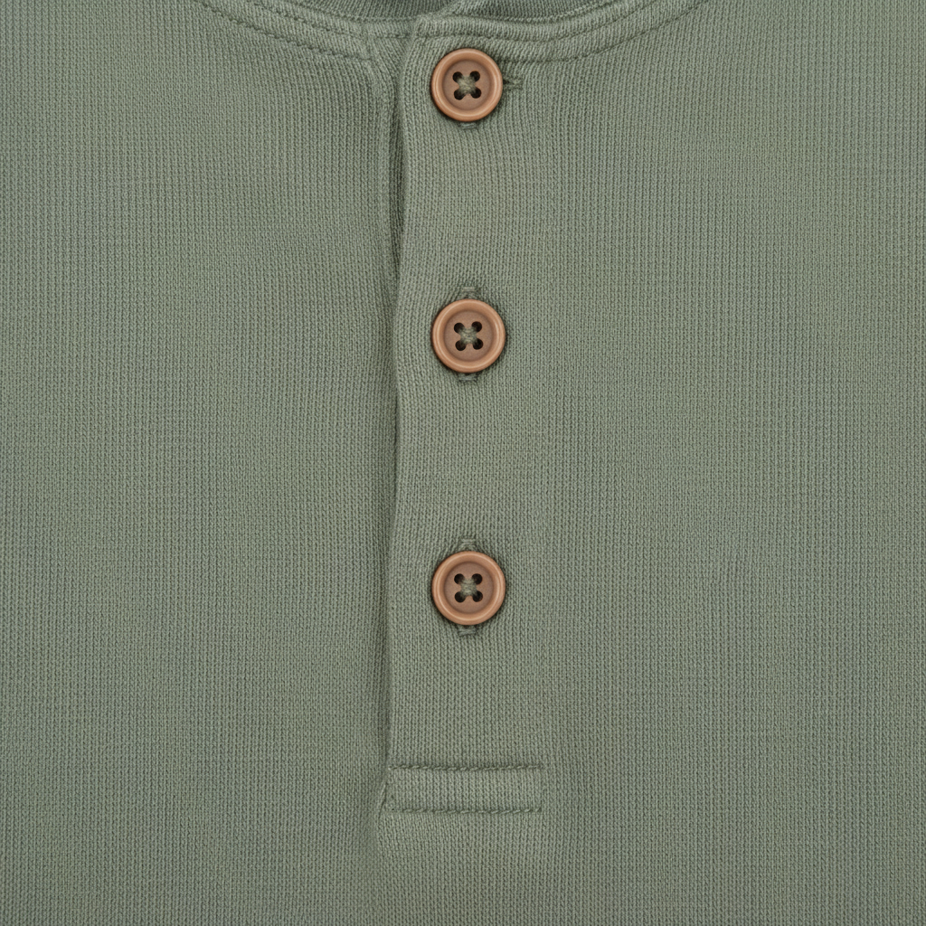Detalle botones - Camiseta Henley Verde Salvia
