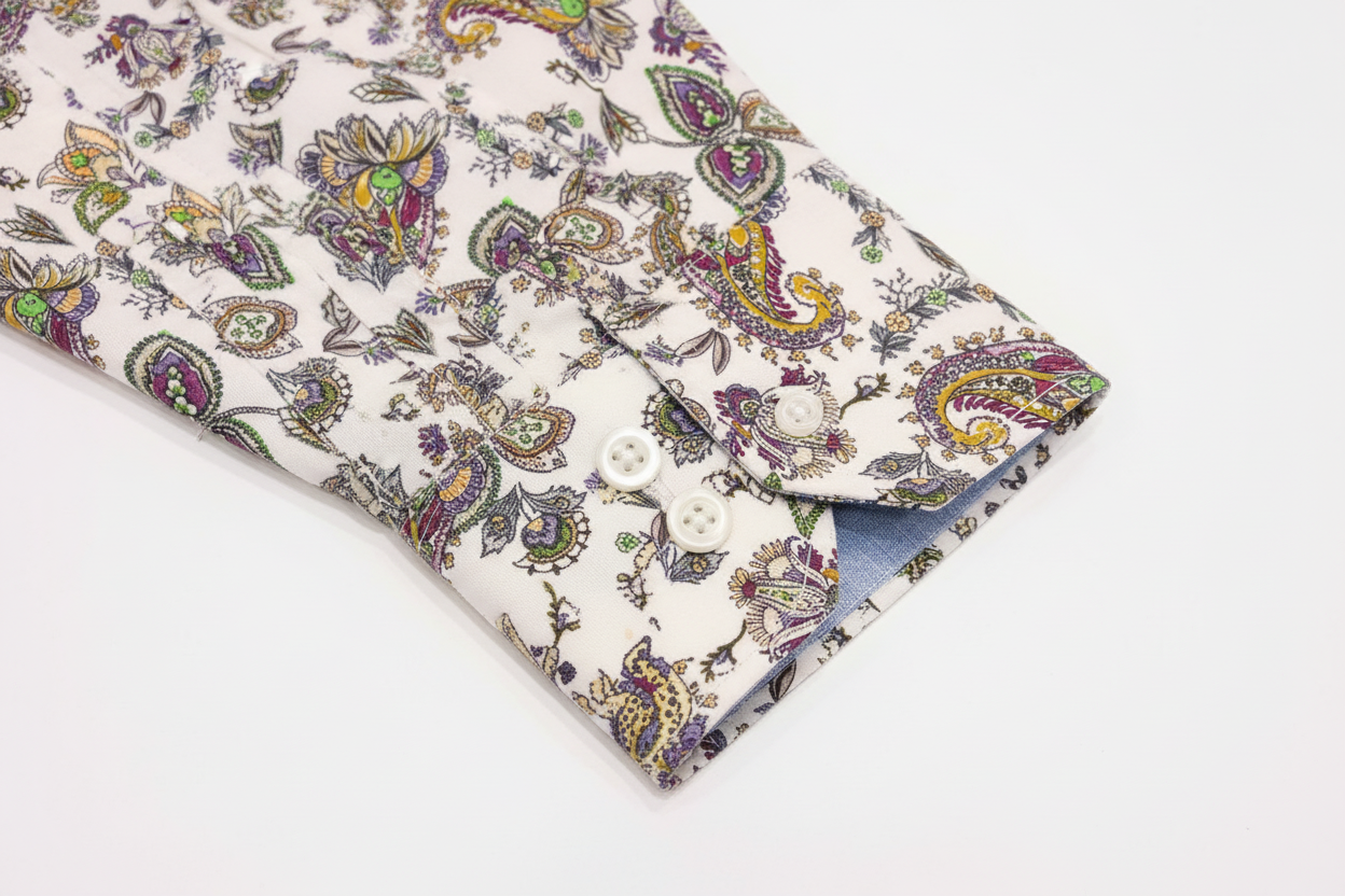Detalle de la manga de la camisa paisley