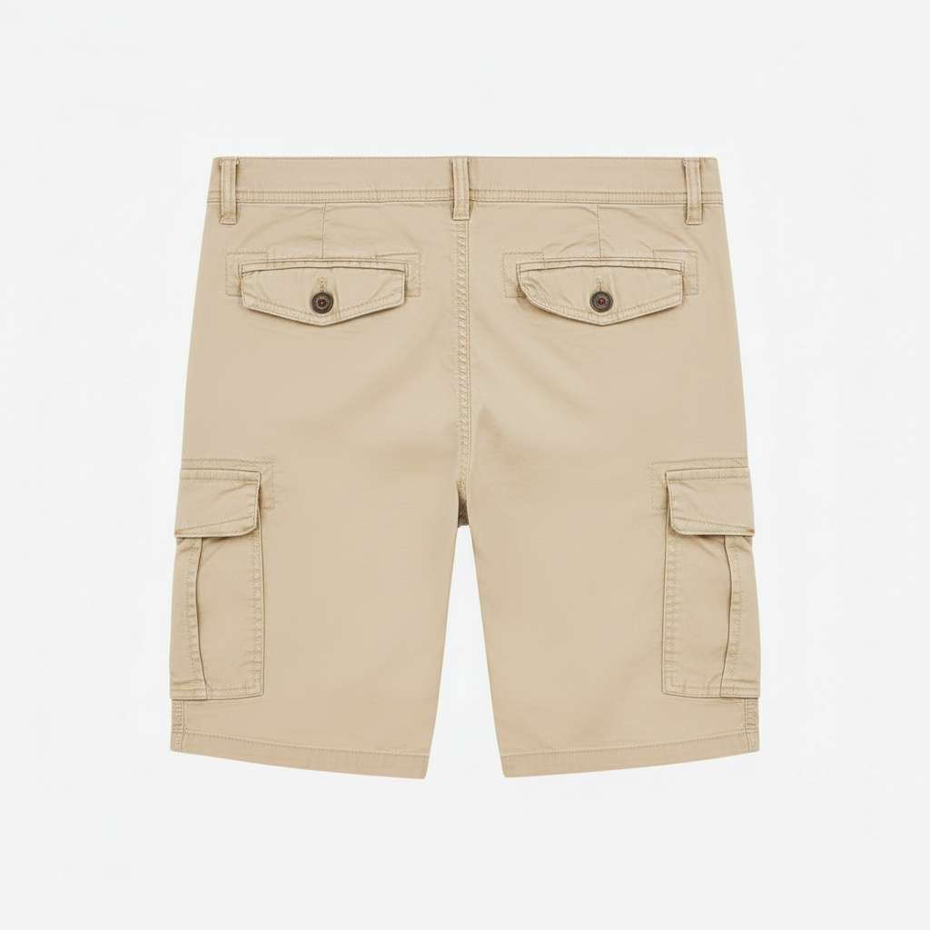 Bermuda cargo beige hombre vista trasera
