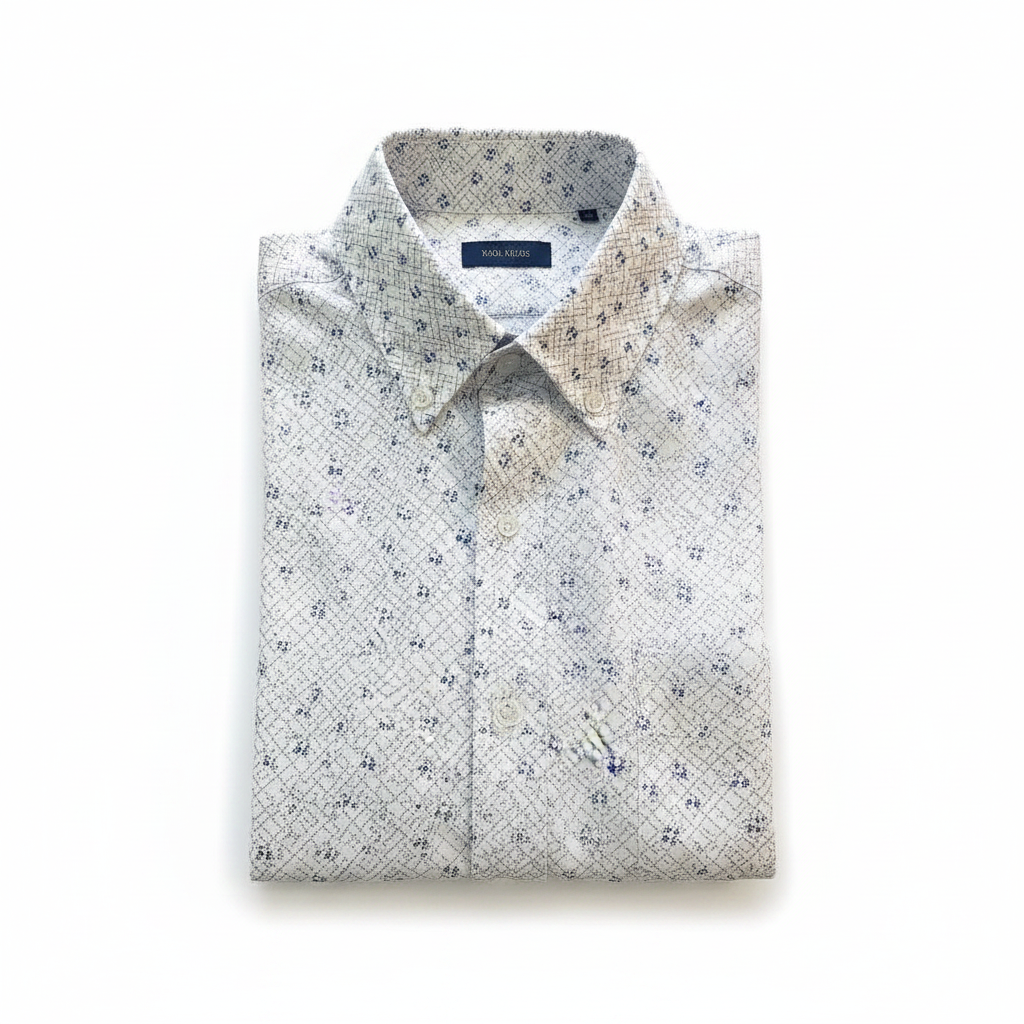 Camisa manga corta hombre blanca estampada plegada fondo blanco