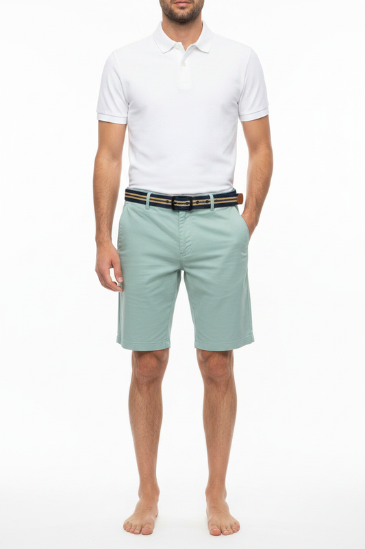 Bermuda verde agua con cinturón modelo masculino