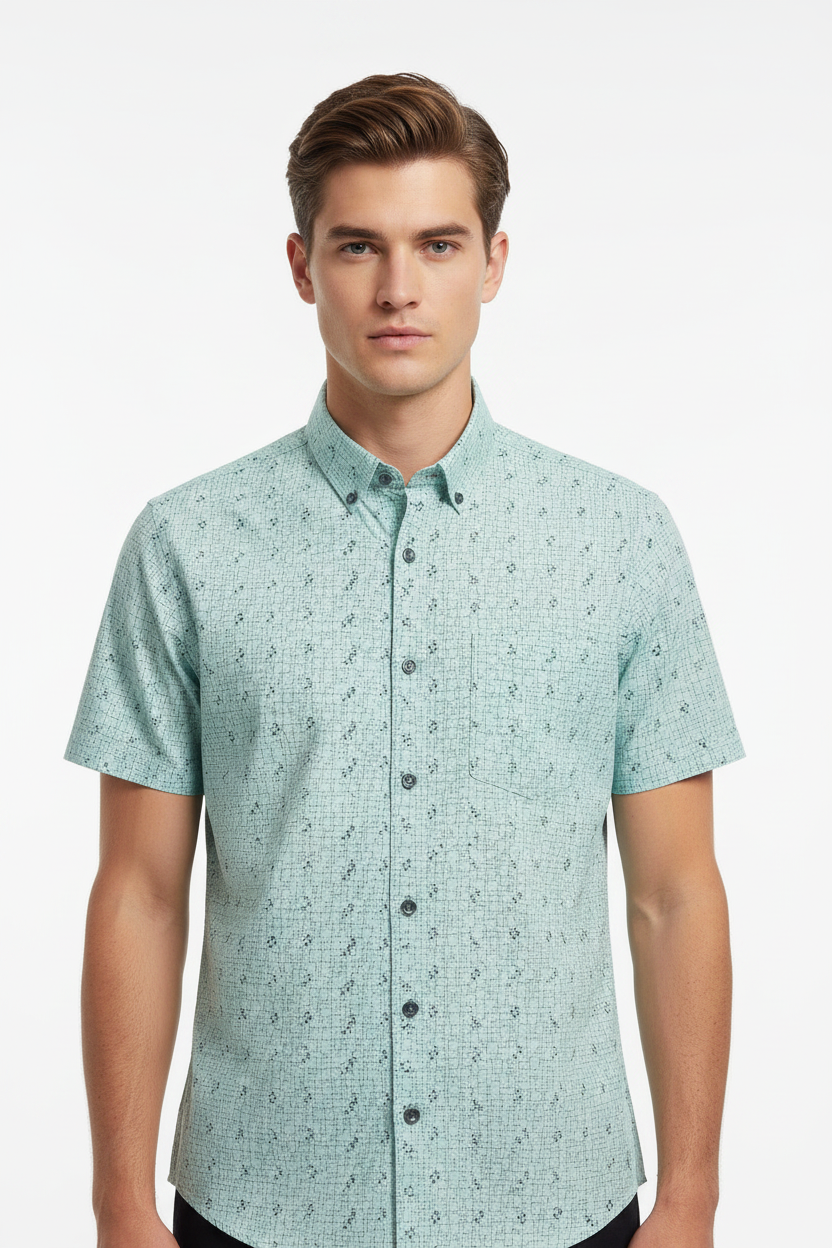 Camisa manga corta verde agua estampada modelo masculino