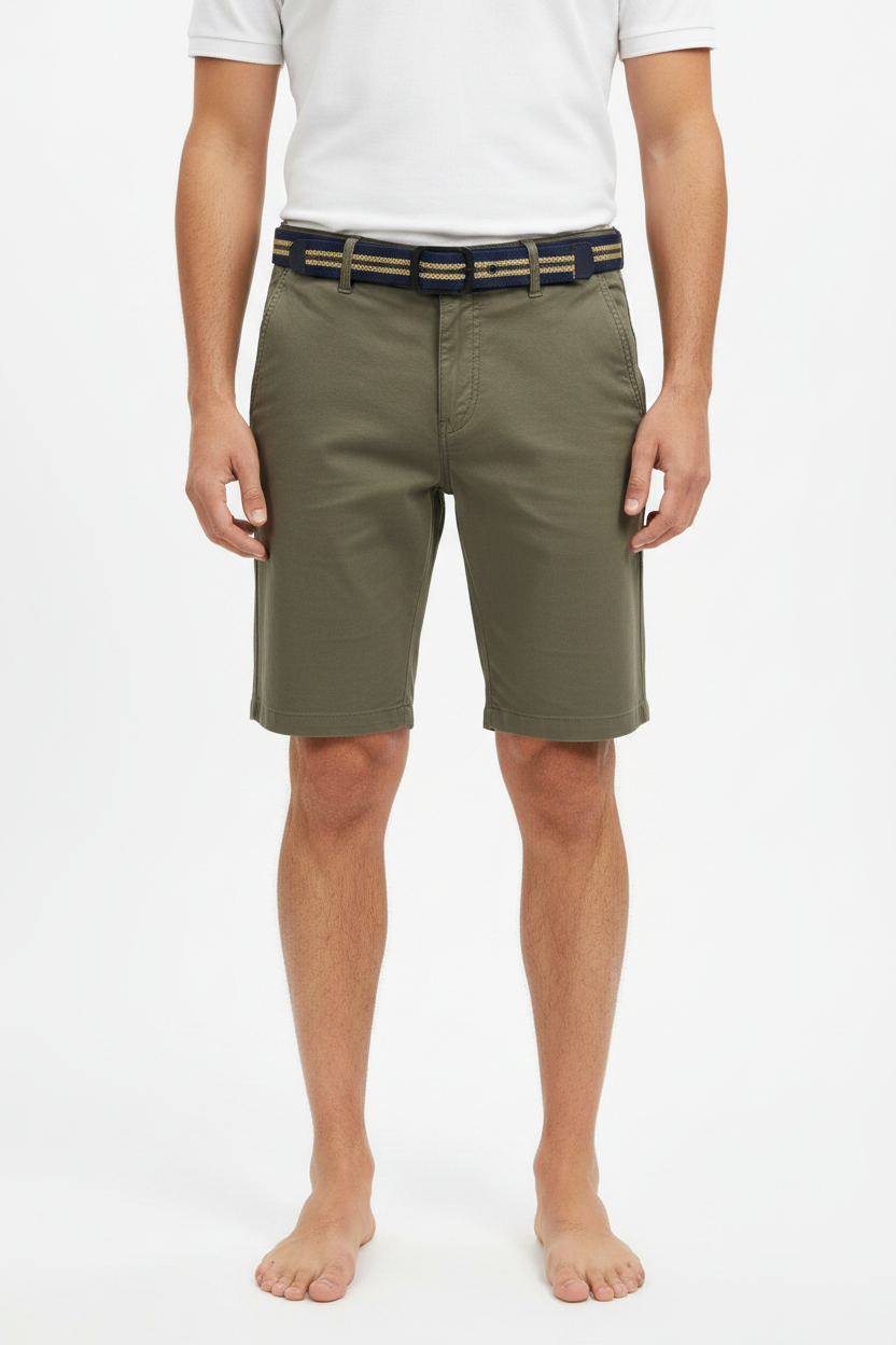 Bermuda verde caqui con cinturón modelo masculino