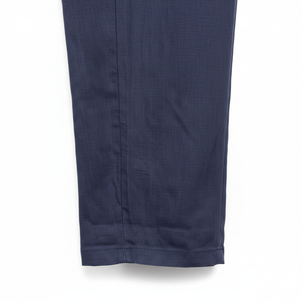 Detalle bajo pantalón lino azul marino
