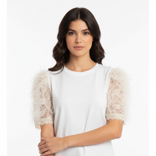 Camiseta Plume manga fluffy modelo morena fondo blanco
