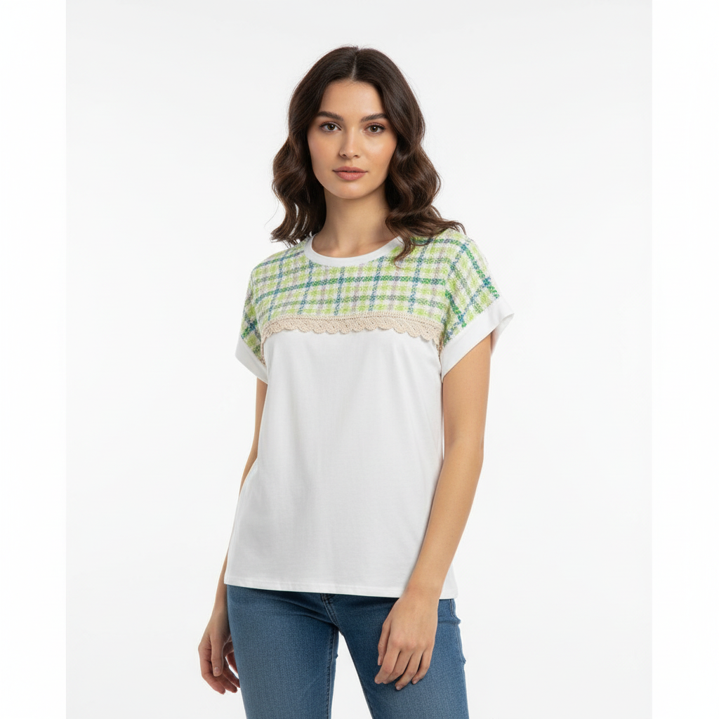 Camiseta Artisan Crochet verde con modelo morena fondo blanco
