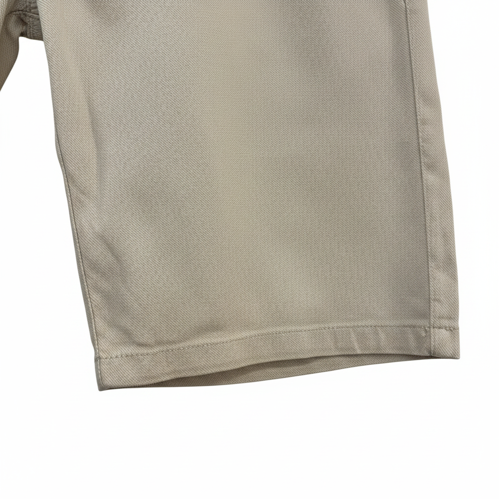 Detalle bajo bermuda beige